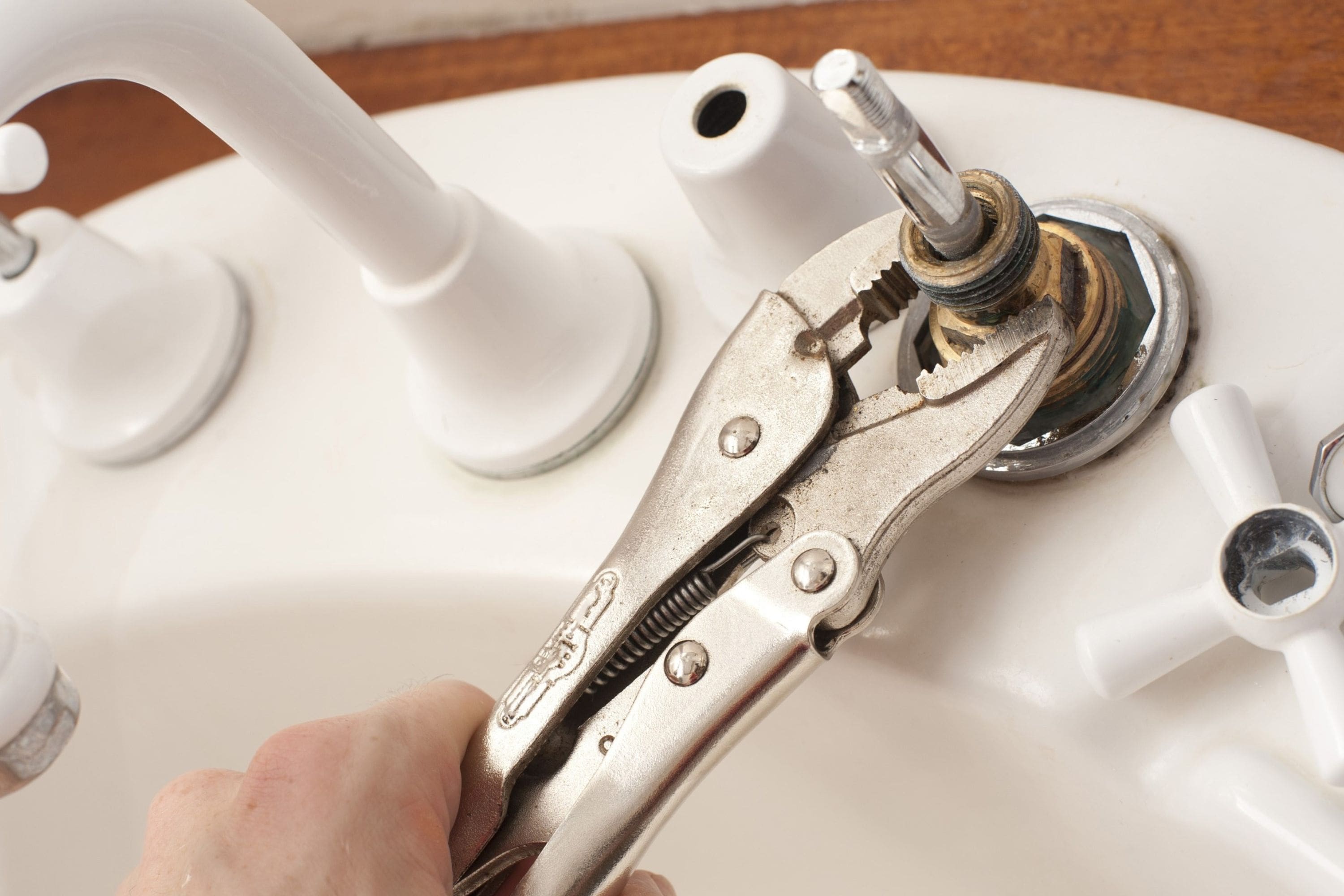 a plumber replacing a washer 