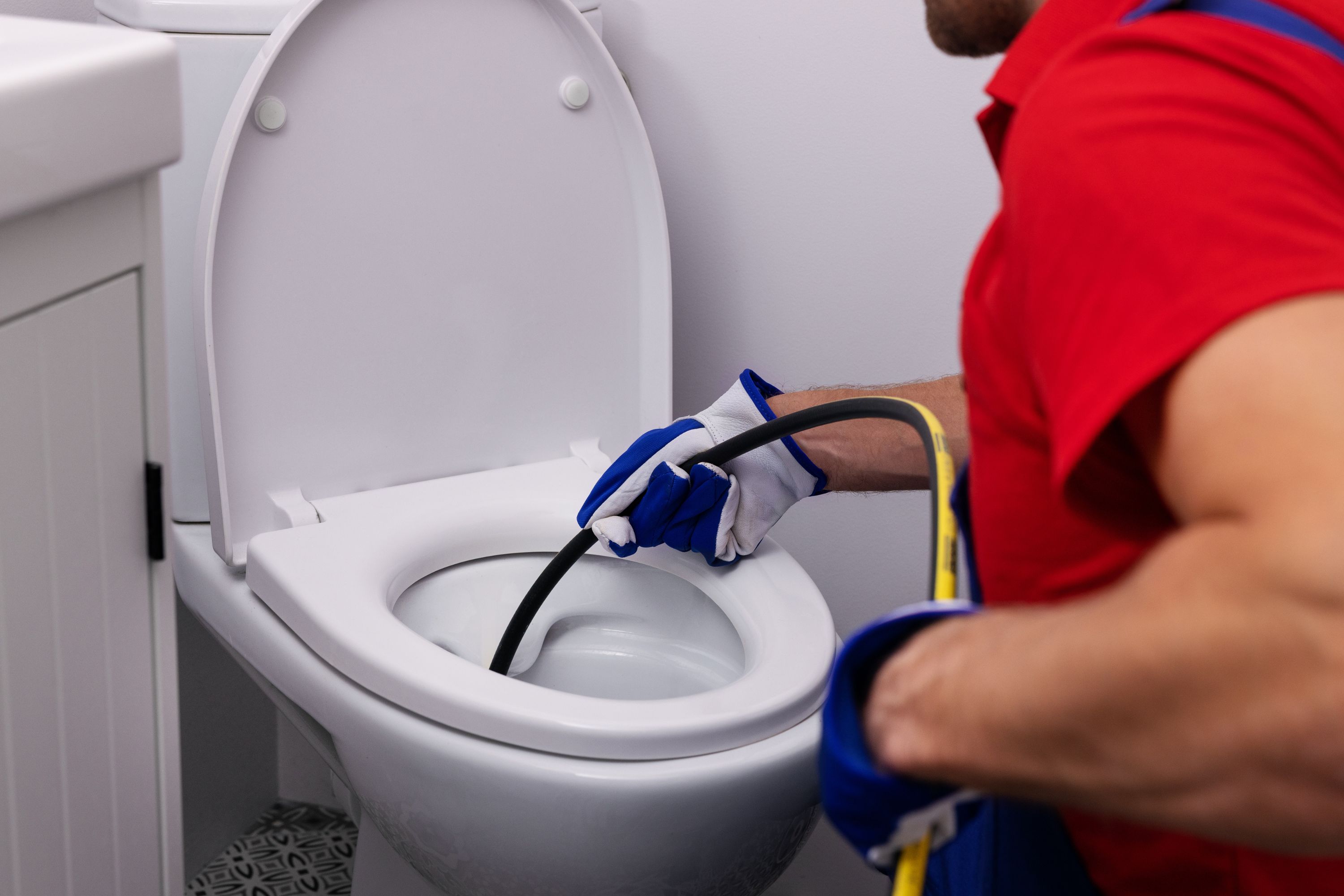 Using a wet vacuum to unblock a toilet without a plunger