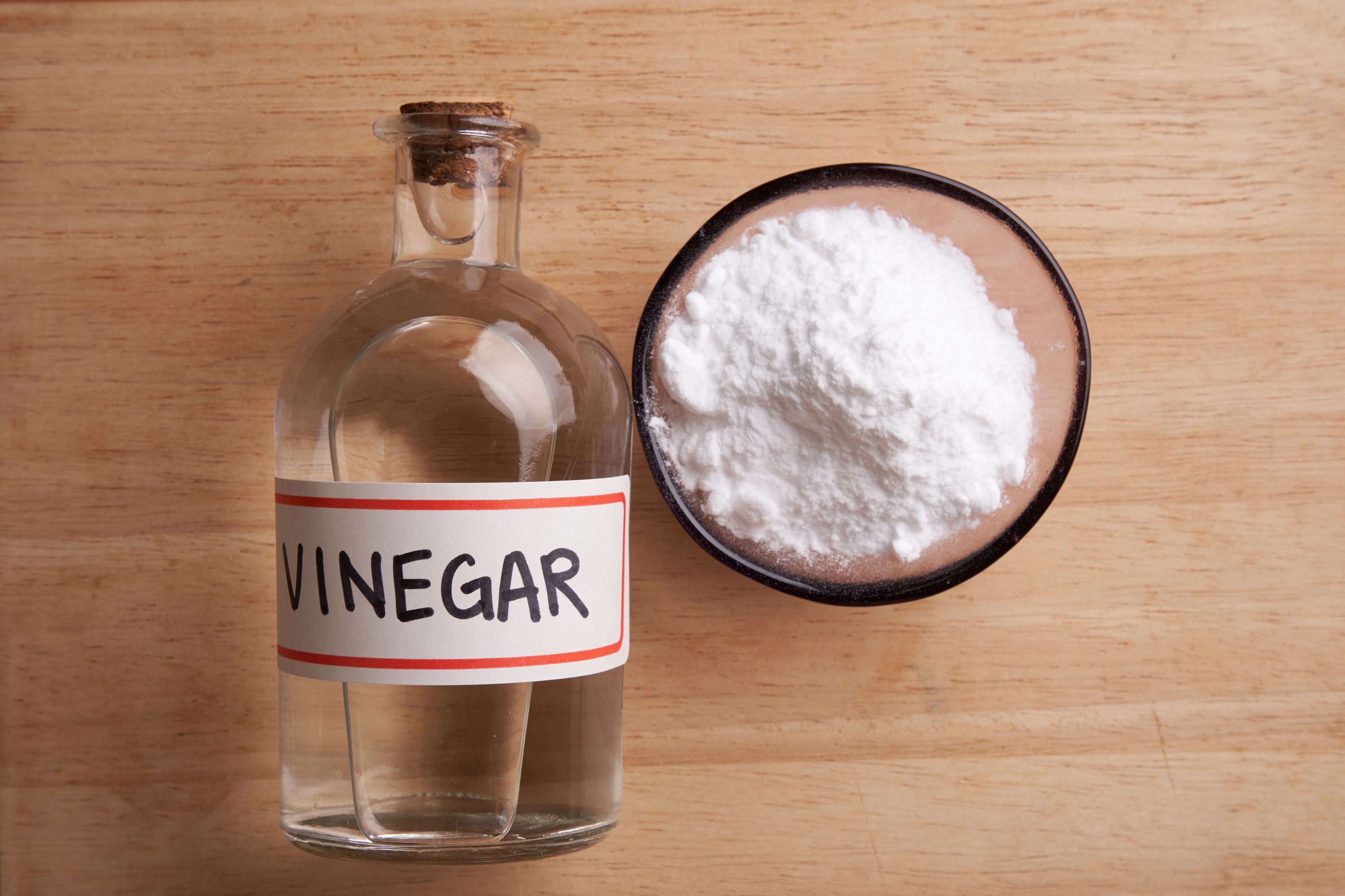 Using vinegar and baking soda to unblock a toilet without a plunger 